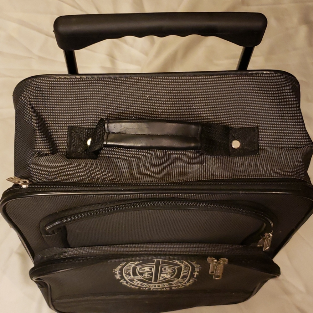 Carry On - Picture 3 of 10